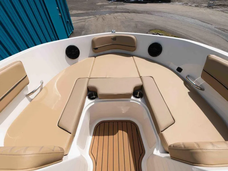 Slide: The Image of Bayliner VR6 Bowrider I/O 2025 - 11