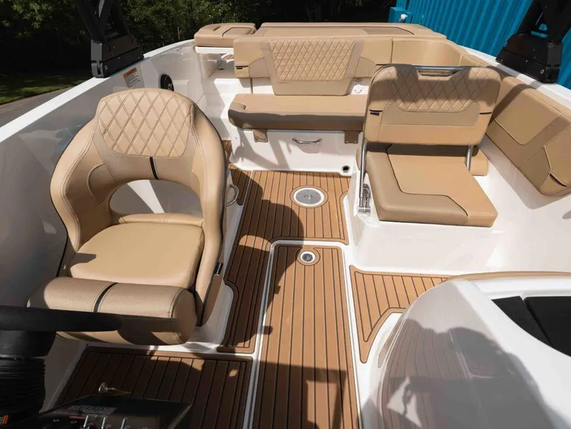 Slide: The Image of Bayliner VR6 Bowrider I/O 2025 - 14