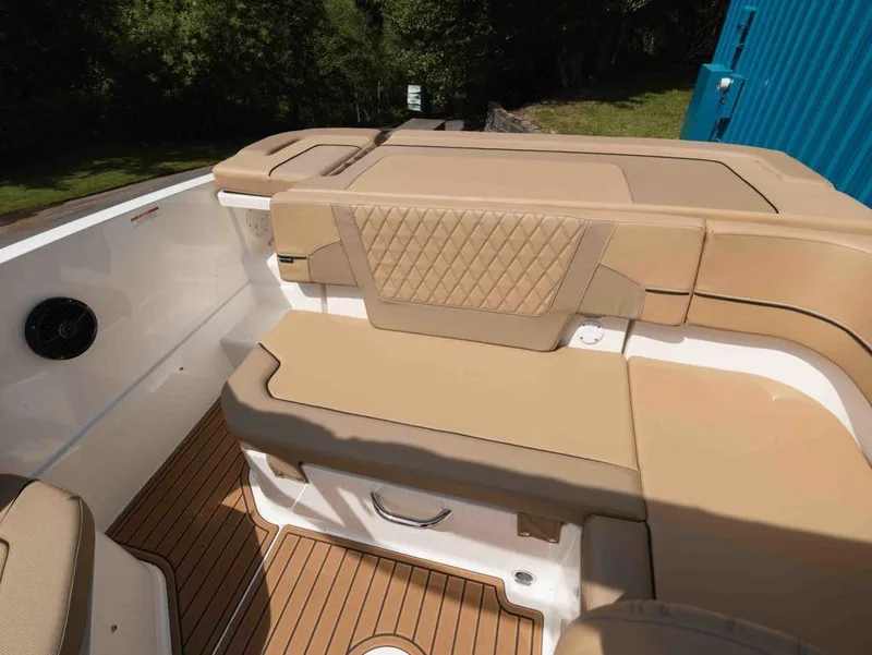 Slide: The Image of Bayliner VR6 Bowrider I/O 2025 - 15