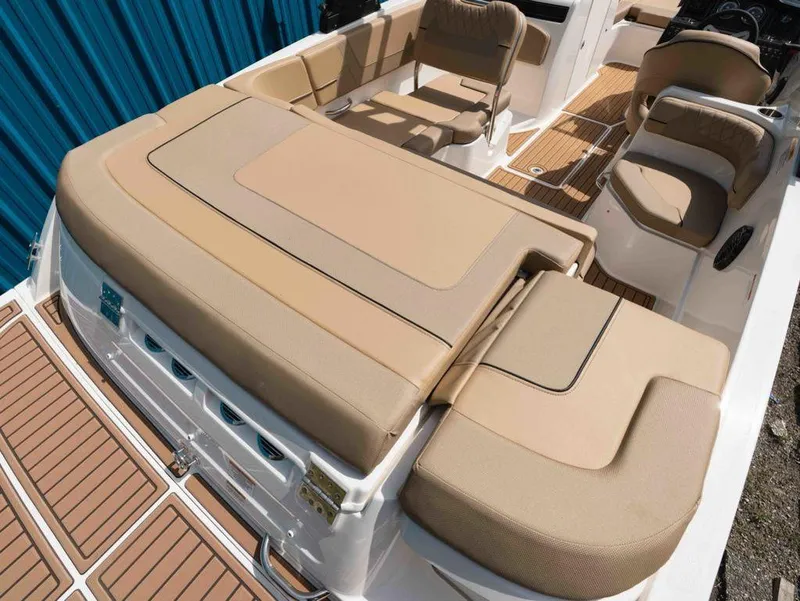 Slide: The Image of Bayliner VR6 Bowrider I/O 2025 - 6