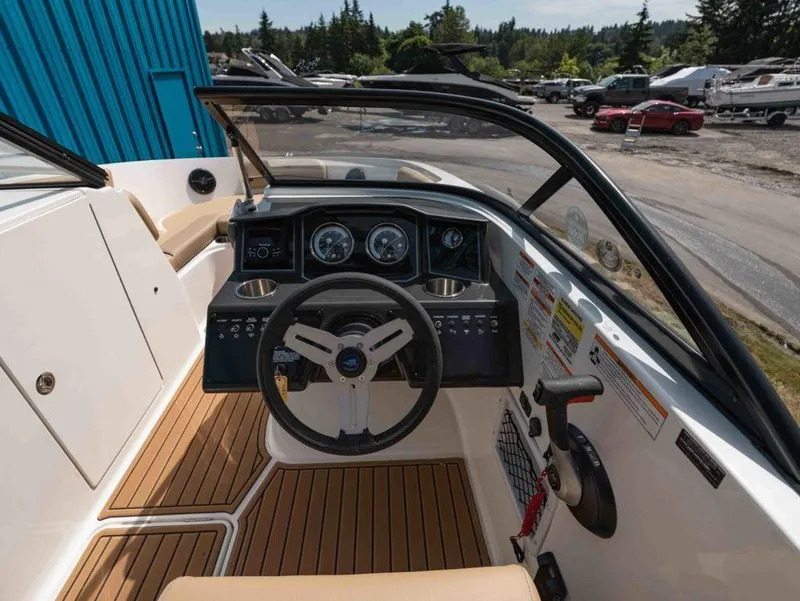 Slide: The Image of Bayliner VR6 Bowrider I/O 2025 - 9