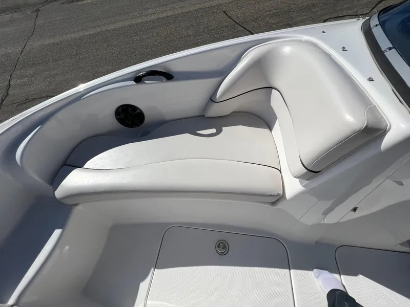 Slide: The Image of 2006 Yamaha Boats SR 210 interior seating with white upholstery and speaker. - 16