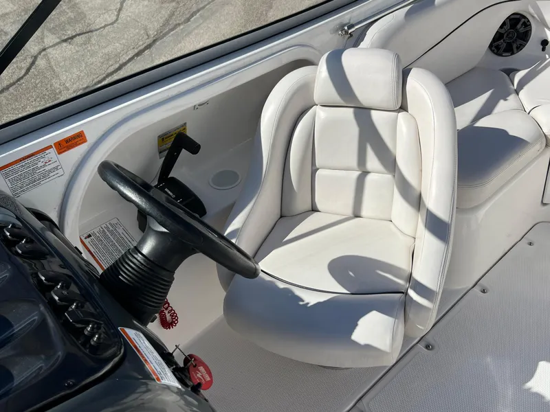 Slide: The Image of 2006 Yamaha Boats SR 210 interior with white captain's seat and steering wheel. - 17