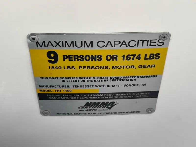 Slide: The Image of Capacity label on 2006 Yamaha Boats SR 210, max 9 persons or 1674 lbs. - 22