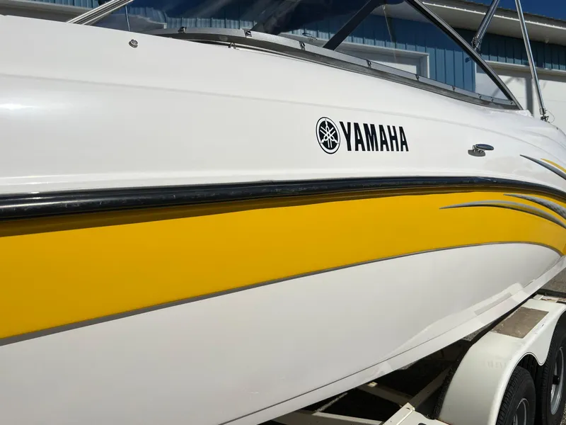 Slide: The Image of 2006 Yamaha Boats SR 210 with yellow and white design on trailer. - 29