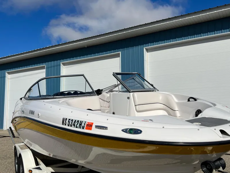 Slide: The Image of 2006 Yamaha Boats SR 210 in front of blue garage, white and gold design. - 6