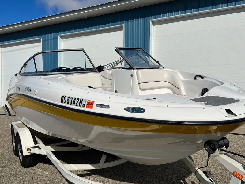 Slide: The Image of 2006 Yamaha Boats SR 210 on trailer, parked near blue garage doors. - 7