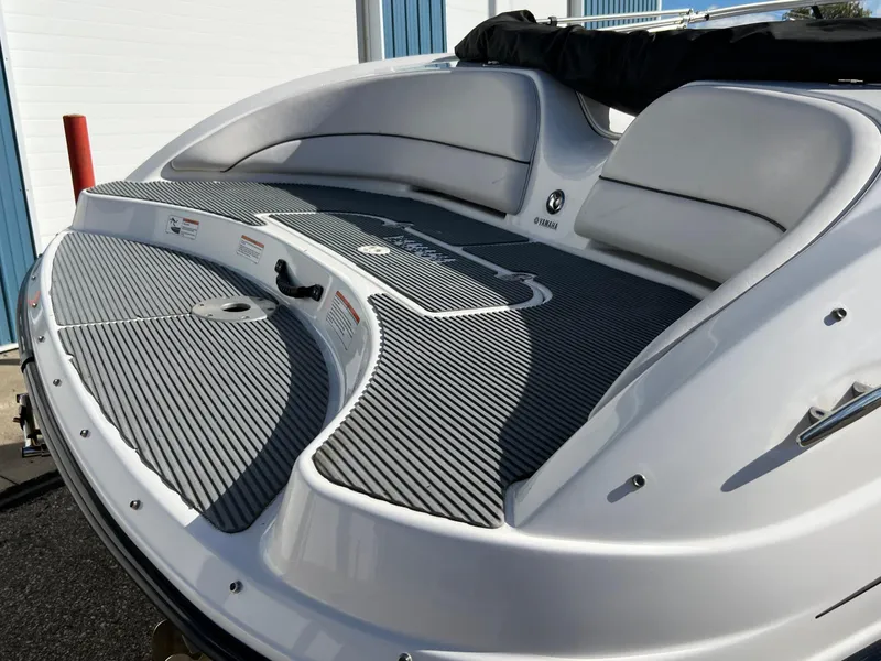 Slide: The Image of 2006 Yamaha Boats SR 210 rear deck with cushioned seating and non-slip surface. - 9