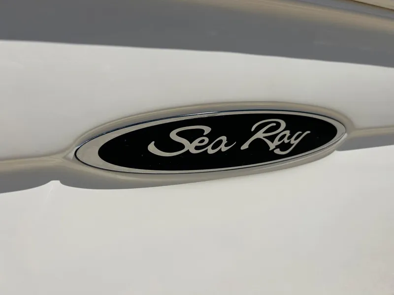 Slide: The Image of Sea Ray 2005 200SP logo on boat exterior. - 7