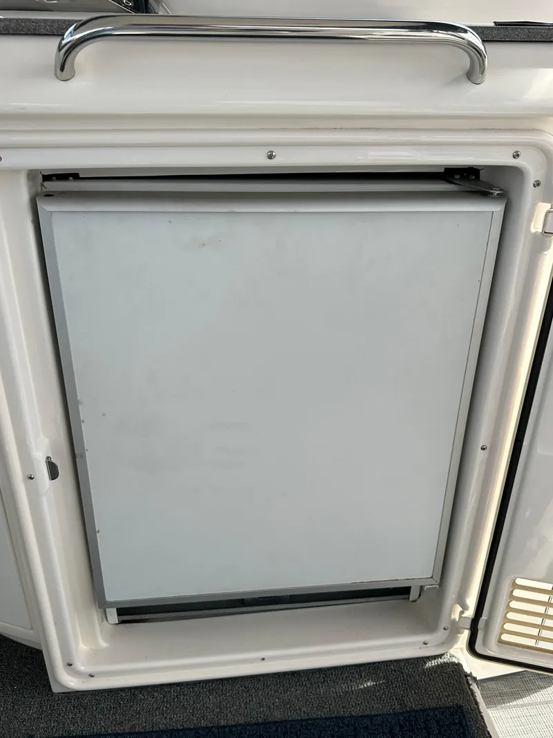 Slide: The Image of 2005 Regal 4260 COMMODORE boat refrigerator with stainless steel handle. - 21