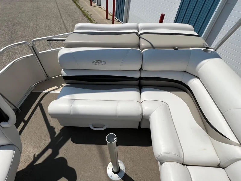 Slide: The Image of 2006 Harris FloteBote 250 Super Sunliner pontoon boat with white and beige seating. - 15