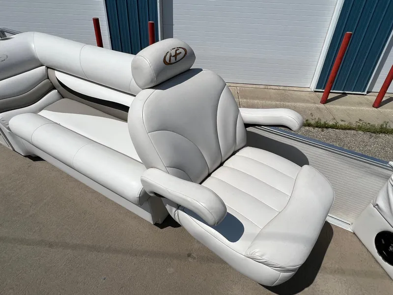 Slide: The Image of White leather seating on 2006 Harris FloteBote 250 Super Sunliner pontoon boat. - 21