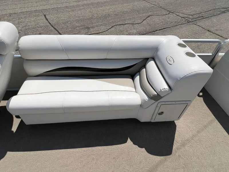 Slide: The Image of White seating on 2006 Harris FloteBote 250 Super Sunliner pontoon boat. - 7