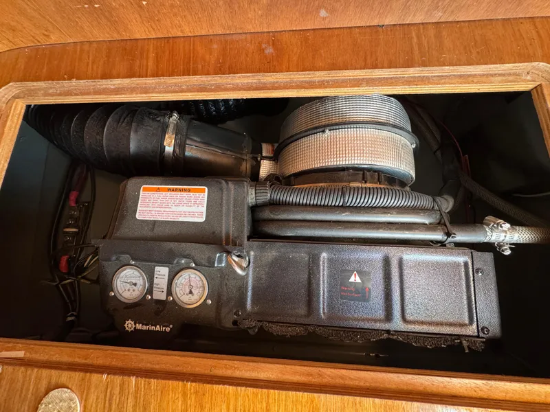 Slide: The Image of 2005 Apreamare Don Giovanni engine compartment with MarinAire system and gauges. - 31