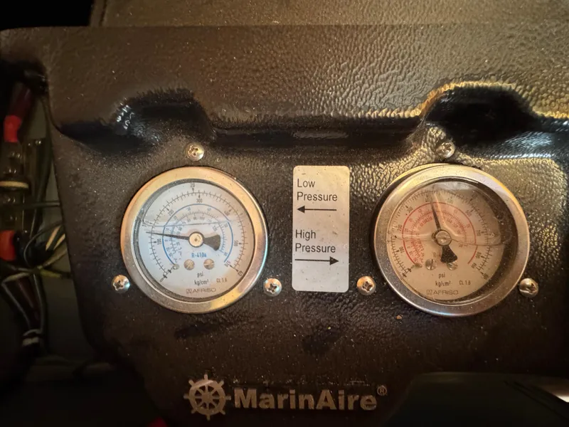 Slide: The Image of Pressure gauges on MarinAire system, Apreamare Don Giovanni 2005 boat. - 32