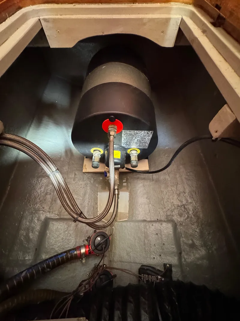 Slide: The Image of 2005 Apreamare Don Giovanni engine compartment with visible wiring and components. - 44