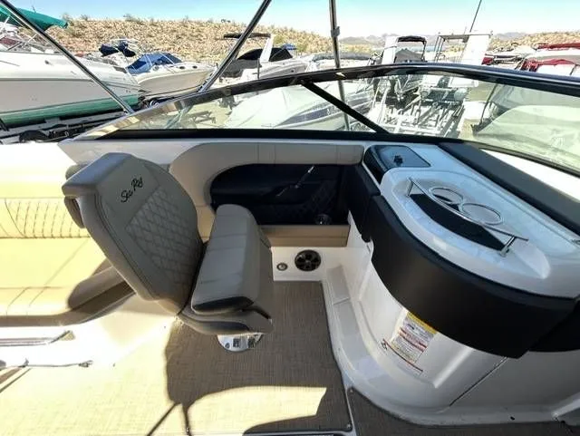 Slide: The Image of Sea Ray SLX 250 2019 - 14