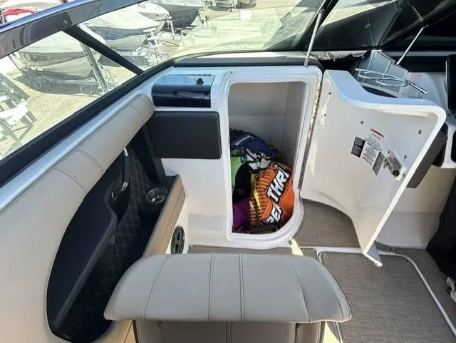 Slide: The Image of Sea Ray SLX 250 2019 - 15