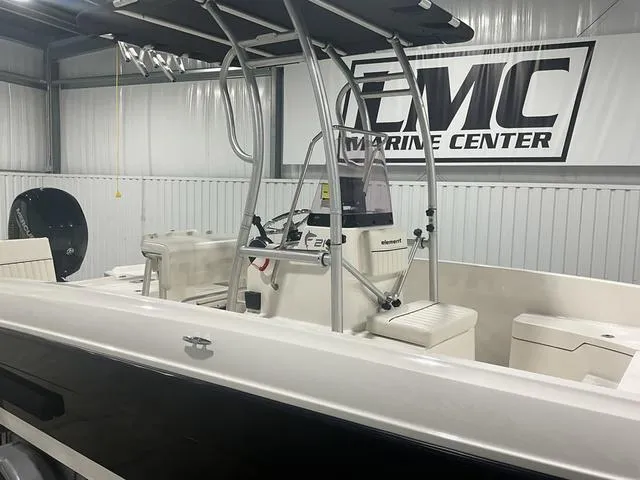 Slide: The Image of 2021 Bayliner T21BAY boat in EMC Marine Center showroom. - 10