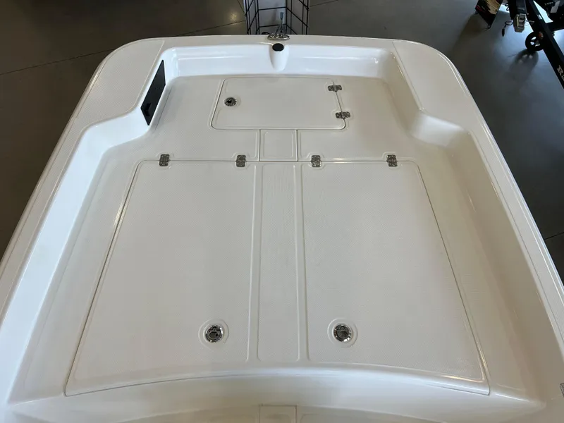 Slide: The Image of 2024 Mako Pro Skiff 17 CC boat deck with storage compartments. - 4