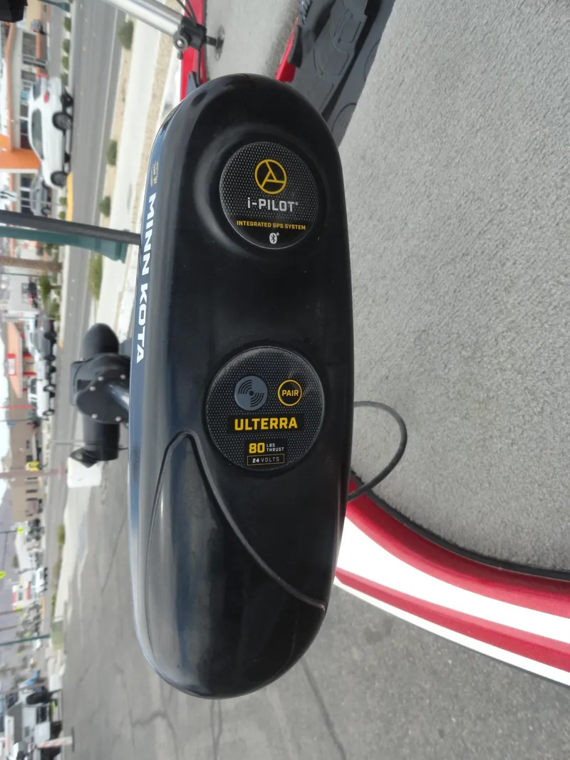 Slide: The Image of Minn Kota Ulterra motor on 2018 Nitro Z17 boat, featuring i-Pilot technology. - 18