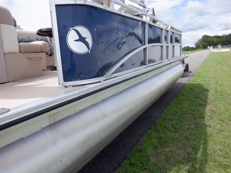 Slide: The Image of 2013 Harris FloteBote Cruiser 240 pontoon boat on grassy area, side view. - 22