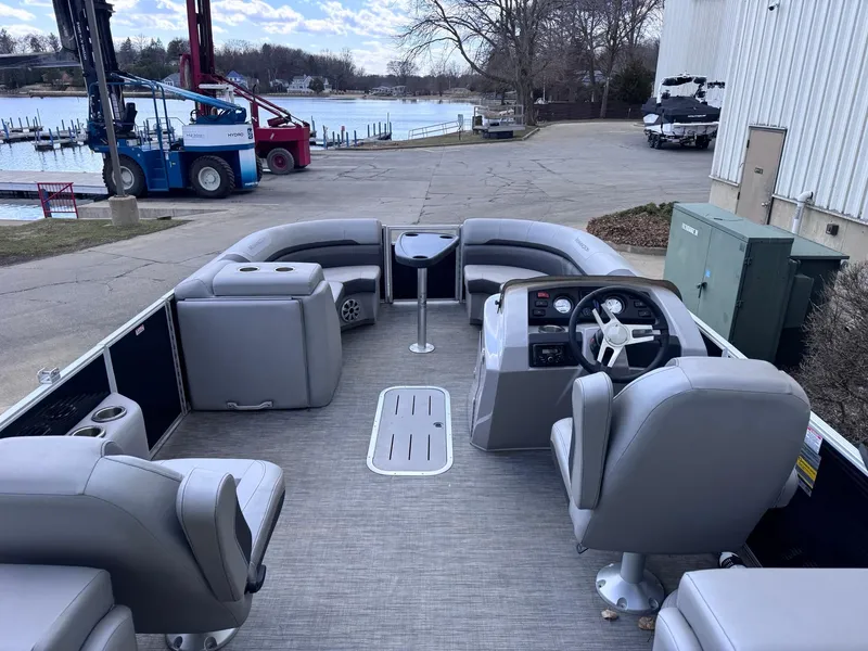 Slide: The Image of Bennington 23SSRX Express Tri 2020 - 12