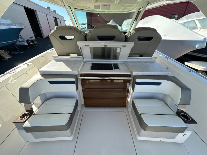 Slide: The Image of Tiara 38 LS 2022 - 14