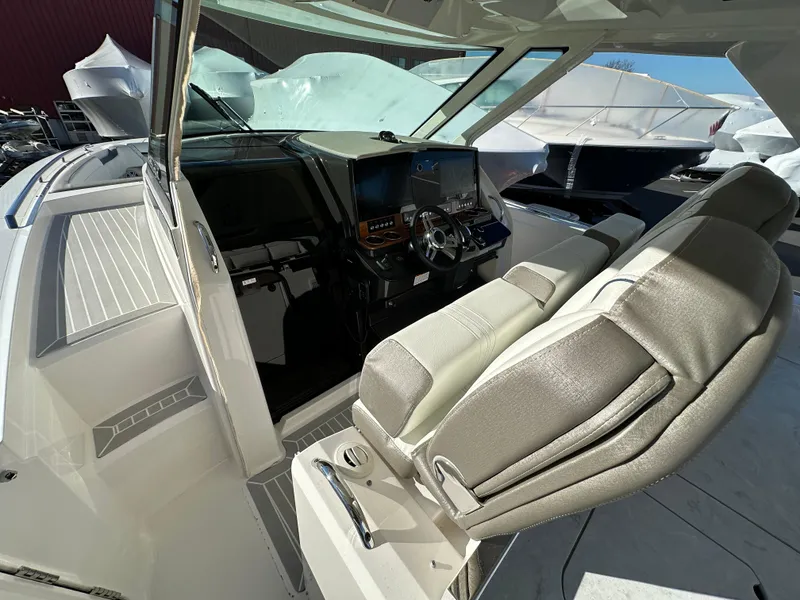 Slide: The Image of Tiara 38 LS 2022 - 15