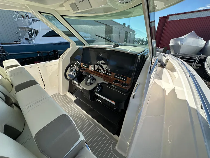 Slide: The Image of Tiara 38 LS 2022 - 16