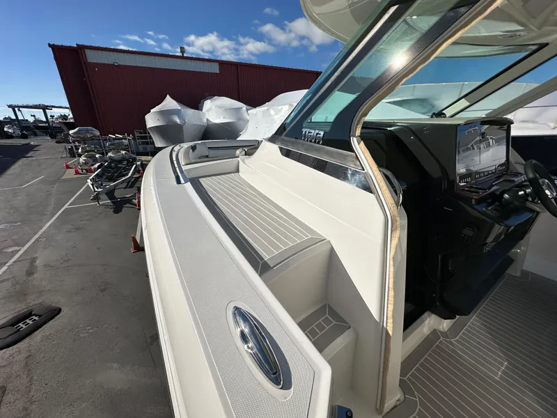 Slide: The Image of Tiara 38 LS 2022 - 19