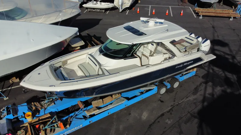 Slide: The Image of Tiara 38 LS 2022 - 4