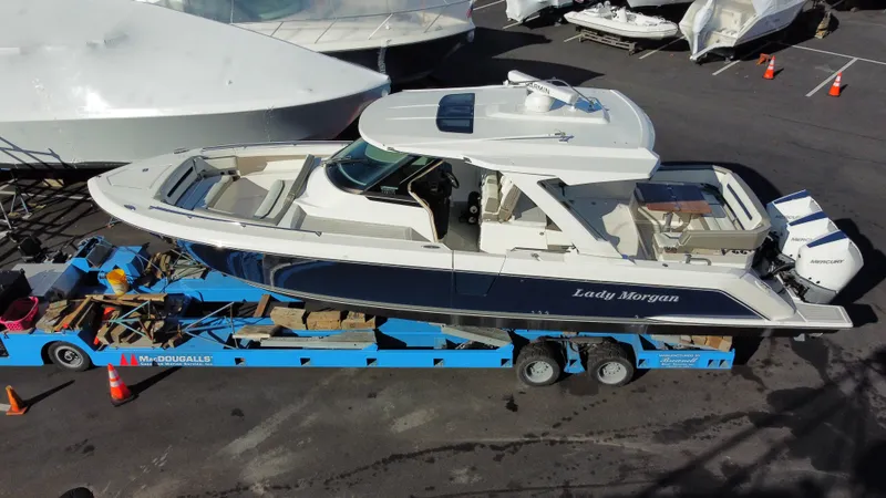 Slide: The Image of Tiara 38 LS 2022 - 5