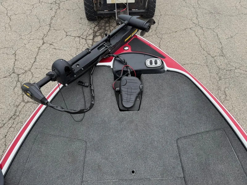 Slide: The Image of 2015 Nitro Z Series Z-7 boat deck with trolling motor and foot pedal. - 3