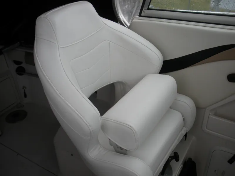 Slide: The Image of White captain's chair on 2004 Seaswirl Striper 2101 Walkaround I/O boat. - 10
