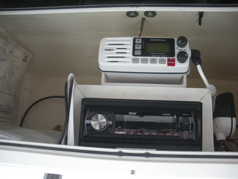 Slide: The Image of 2004 Seaswirl Striper 2101 Walkaround I/O boat radio and communication equipment. - 7