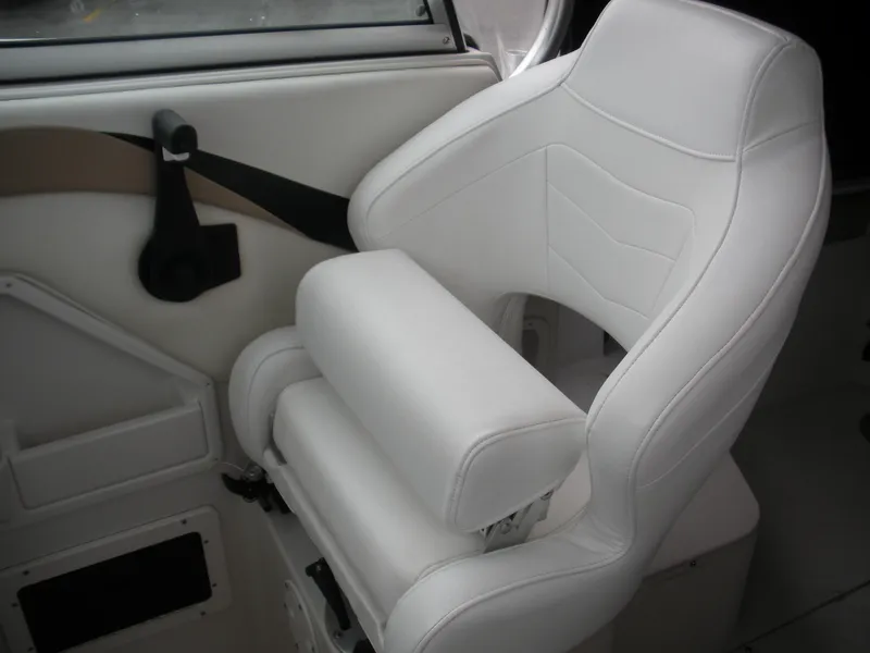 Slide: The Image of White captain's chair in 2004 Seaswirl Striper 2101 Walkaround I/O boat interior. - 9