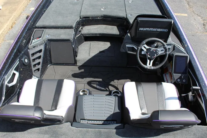 Slide: The Image of 2025 Skeeter FXR21L boat interior with dual seats, steering wheel, and Hummingbird electronics. - 17