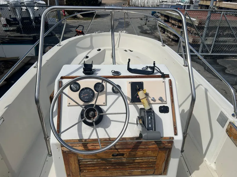 Slide: The Image of 1992 Boston Whaler 19 OUTRAGE boat dashboard with steering wheel and controls. - 5