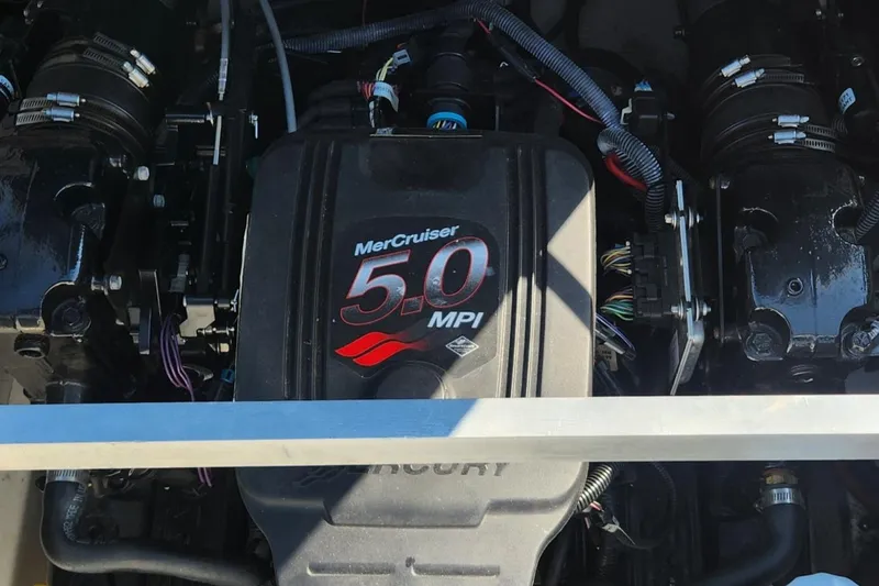 Slide: The Image of MerCruiser 5.0 MPI engine in a 2007 Sea Ray 210 Select boat. - 14