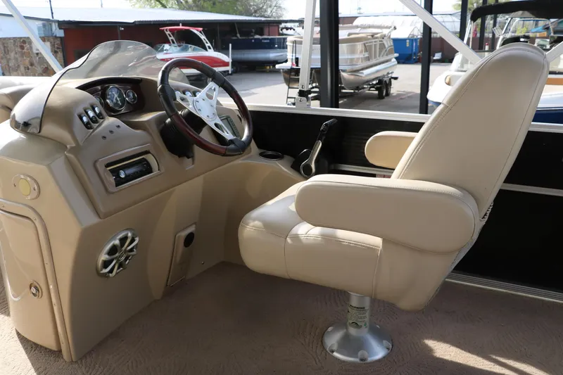 Slide: The Image of Captain's seat and helm of 2010 Bennington 2275 GLI pontoon boat. - 23