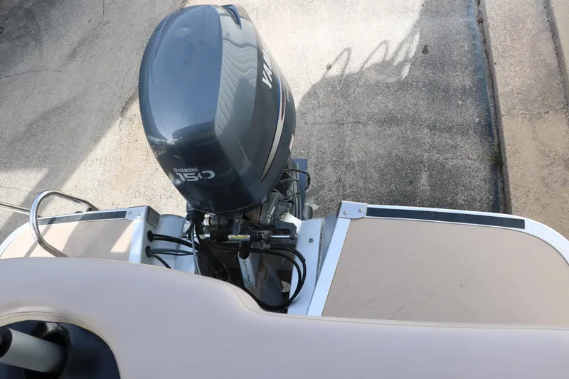 Slide: The Image of 2010 Bennington 2275 GLI boat with Yamaha outboard motor, viewed from above. - 31