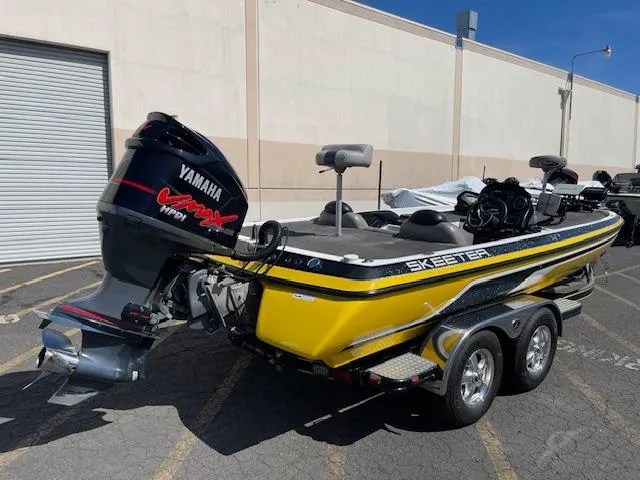 Slide: The Image of 2006 Skeeter 20i boat with Yamaha VMAX engine, parked on a trailer. - 15
