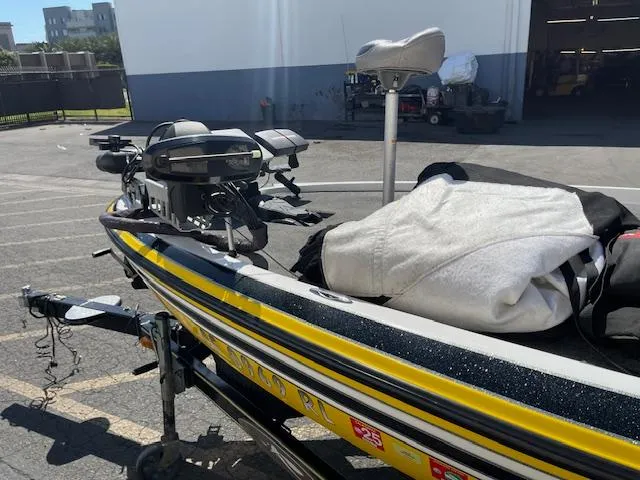 Slide: The Image of 2006 Skeeter 20i boat on trailer, equipped with trolling motor and fishing seat. - 3