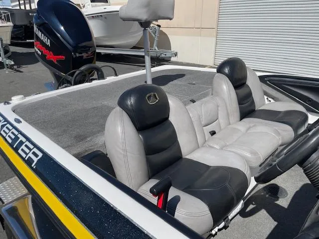 Slide: The Image of 2006 Skeeter 20i boat interior with gray and black seating. - 8