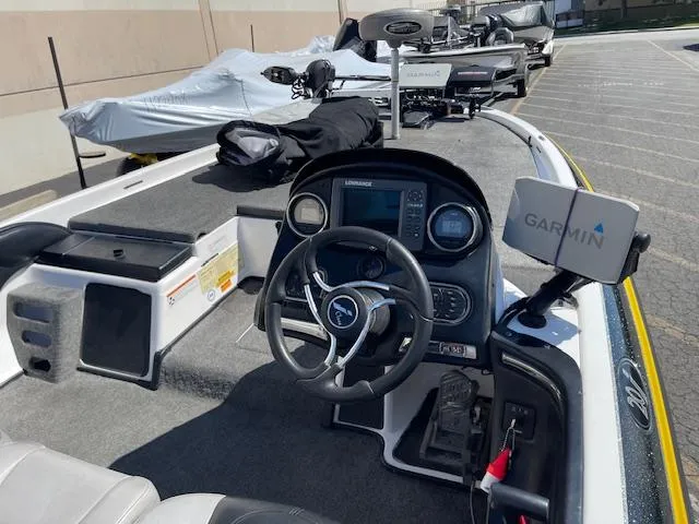Slide: The Image of 2006 Skeeter 20i boat interior with Garmin navigation system and steering wheel. - 9