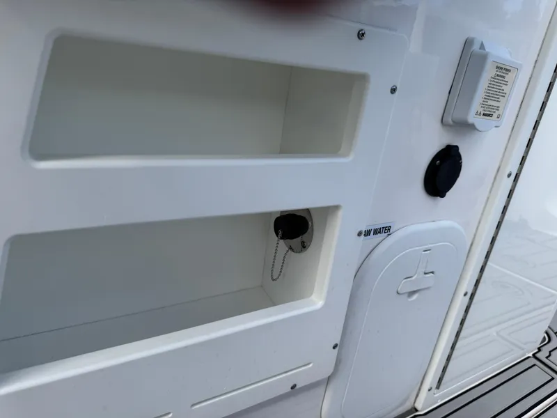 Slide: The Image of Sea Fox 328 Commander 2023 - 70