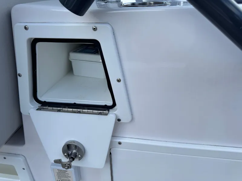 Slide: The Image of Sea Fox 328 Commander 2023 - 72