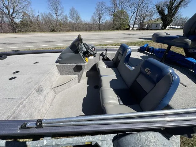 Slide: The Image of 2007 G3 Eagle 165 boat interior with gray seating and steering console. - 10