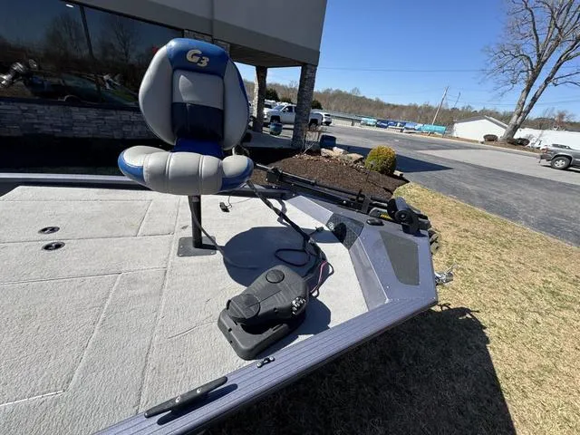 Slide: The Image of 2007 G3 Eagle 165 boat with fishing seat and foot pedal on deck. - 7